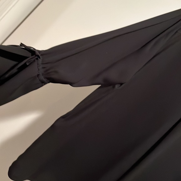 Lafayette 148 black silk crepe hi low tunic.  Long split cuffs with drawstrings. - Picture 8 of 8